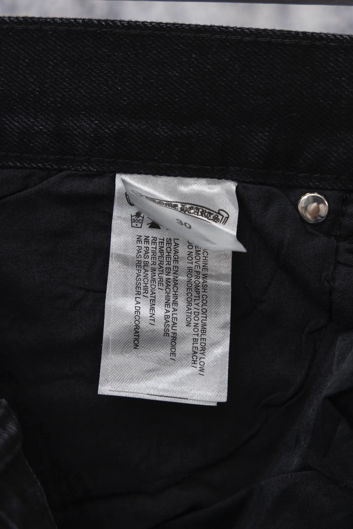 P250 chrome hearts new gray and black gradient cross patchwork leather black jeans vi Top heavy industry fashionable design] Consistent high street luxury style creation. Speaking of this style, the Zangyin family and GU family are definitely the leading representative brands. Especially the Zangyin family has really achieved a state-of-the-art effect in creating high street style. The unique washed material is used to create this style. The color system is quite eye-catching. After it is decorated with patchwork cross flowers, it cleverly highlights the charm of the brand. Secondly, this style uses classic The classic high-waist cutting design highlights the long legs and fashionable temperament of the upper body. The brand is highly recognizable and the slim fit configuration is more suitable for daily wear. It is a product that interprets personality, fashion, and specifications at a glance. This single product is enough to make any fan excited. It can be a white T-shirt for youthful preppy style, or a tight suspender for lady style. It has strong matching ability and can be easily controlled by men.  [Materials and craftsmanship] Needless to say, this point goes without saying. As an excellent craftsman brand, Zangyin’s requirements for details and craftsmanship are really perfect. The washed color of this model has gone through so many processes, not to mention the embellishment of denim appliques. It is also purely hand-made and sewn. Just like what they believe in, only hand-made things have soul and have the meaning of wear. A top-notch heavy-duty fashionable denim item, I look forward to your perfect interpretation! !  Size: 28-36 Color: black